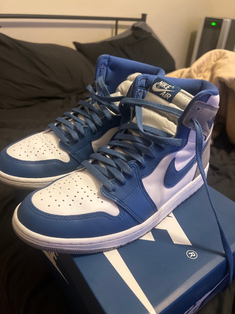 Air Jordan retro 1 True Blue *Used*